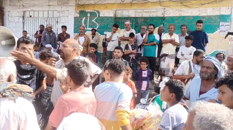 تظاهرات بلودر تطالب المحافظ بإعادة الشيخ محمد عبدالله باهرمز  مديرا للمديرية