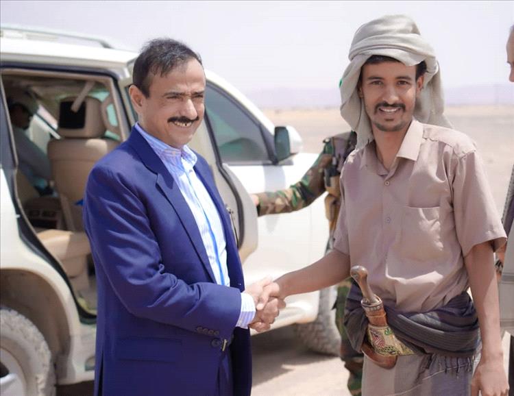 محافظ شبوة يوجه اعتماد مشروع مدرسة وخزان مياه لمنطقة لَجَب بمديرية عتق