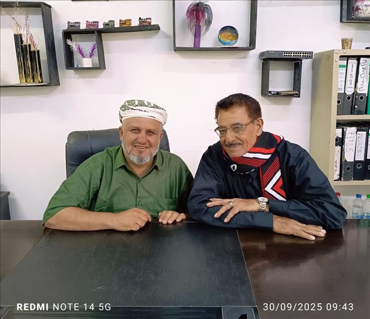 في يوم المعلّم العالمي.. الأستاذ صالح عبدالقوي عيسى… خمسون عامًا من البذل، وما زال يضيء كل صباحٍ بالعلم والنور