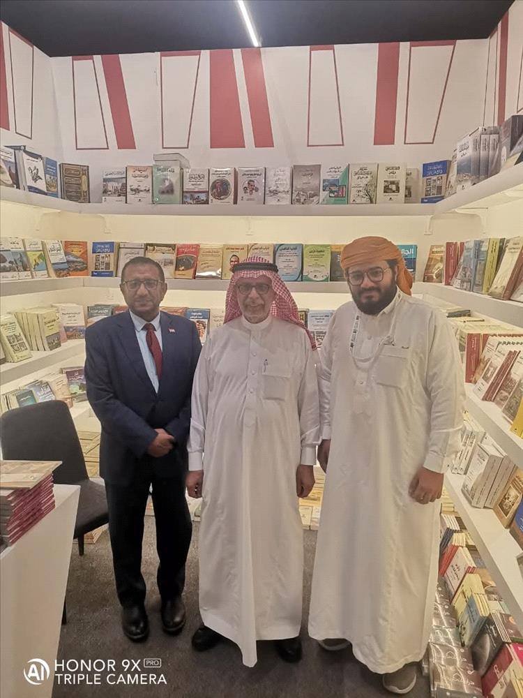 محمد بالفخر يزور جناح دار الوفاق الحديثة للنشر والتوزيع بالرياض