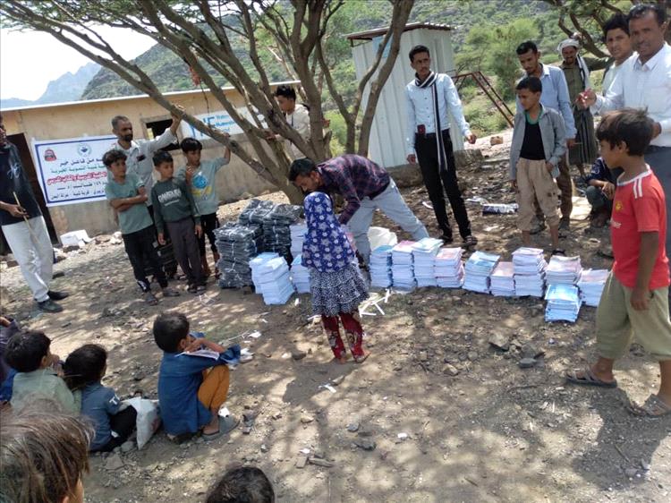 تعز.. جمعية شُبيه تدشّن مشروع الحقيبة والكتاب المدرسي لـ149 طالبًا وطالبةً في ملحقية الزبيري الكويحة بمقبنة