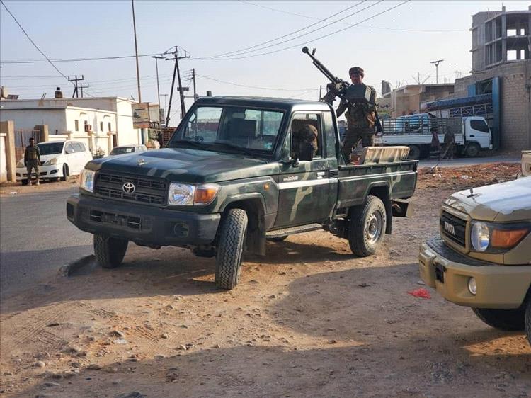 الأمن يلقي القبض على شاب إثيوبي متهم بابتزاز وتعذيب مواطن من بلاده في المهرة