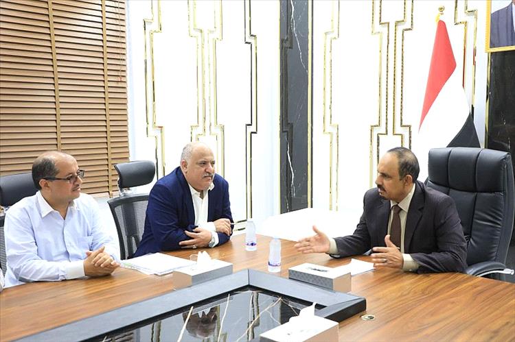 محافظ حضرموت يؤكد على أهمية تحسين قطاع الكهرباء ويطلع على المشاريع التنموية للبرنامج الإنمائي