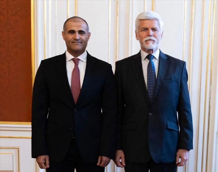 الحضرمي يقدم للرئيس التشيكي أوراق اعتماده سفيراً لليمن