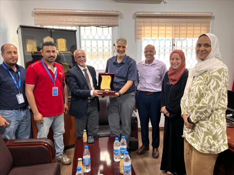 الوكيل الشبحي يكرم نائب ممثل صندوق الأمم المتحدة للسكان في بلادنا د هشام نهرو اثناء حفل وداع مشرف بالعاصمة عدن