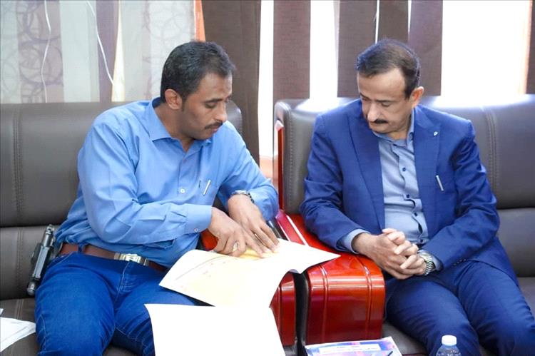 محافظ شبوة يطلع على سير أعمال إنارة المدخل الغربي ومسارات شارع وادي الحاضنة لمدينة عتق