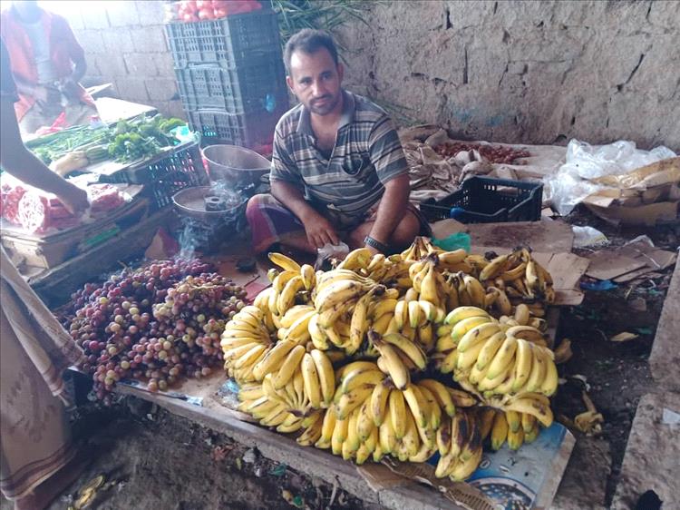 مازن بائع الفاكهة "خريج الإعلام"!