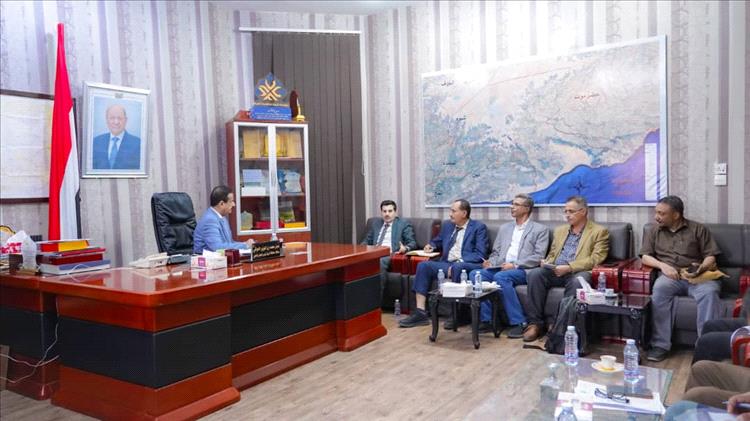 محافظ شبوة يبحث مع نائب وزير المياه والبيئة آليات تطوير خدمات المياه والصرف الصحي في المحافظة