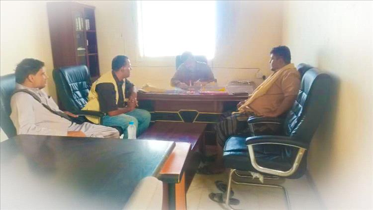 مدير عام مديرية رضوم يلتقي مقدم الدعم القانوني في منظمة INTERSOS لتوعية المجتمع المحلي بحقوق المهاجرين