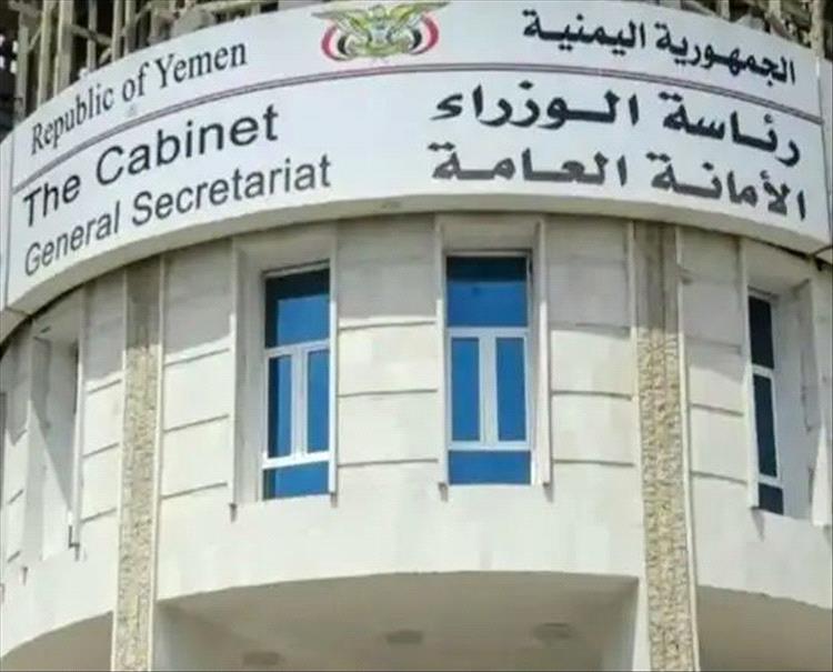 الحكومة تبدأ صرف المرتبات المتأخرة لموظفي الدولة وتتعهد بانتظامها شهرياً