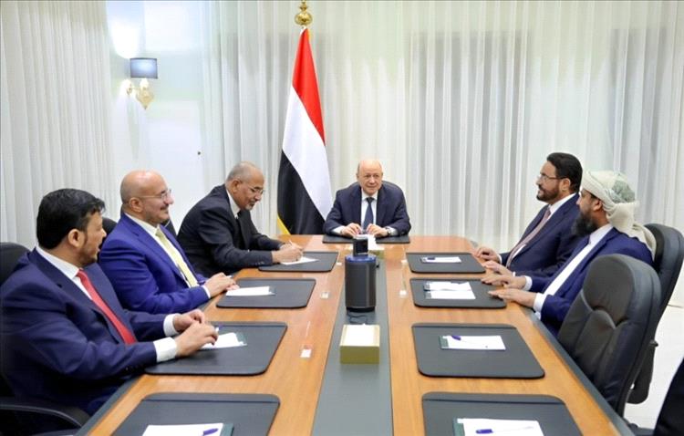 مجلس القيادة الرئاسي يؤكد التزامه بالشراكة الوطنية وتوحيد الصف لإسقاط الانقلاب الحوثي