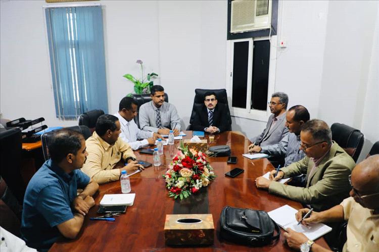 بن عفرار يلتقي قيادة المؤسسة المحلية للمياه والصرف الصحي بساحل حضرموت ويشيد بأدائها