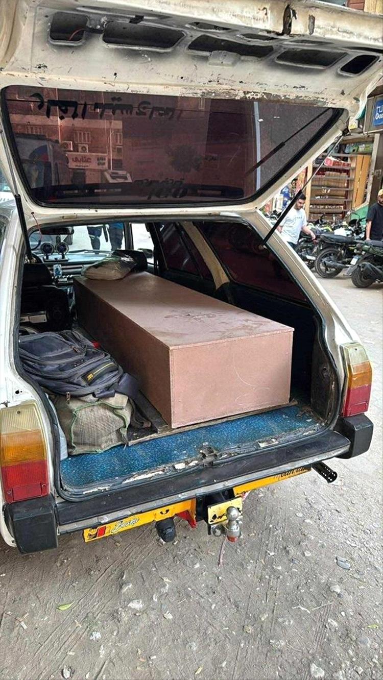 مشهد مؤلم لنقل جثمان الفنان علي عنبة بسيارة متهالكة يثير غضب اليمنيين