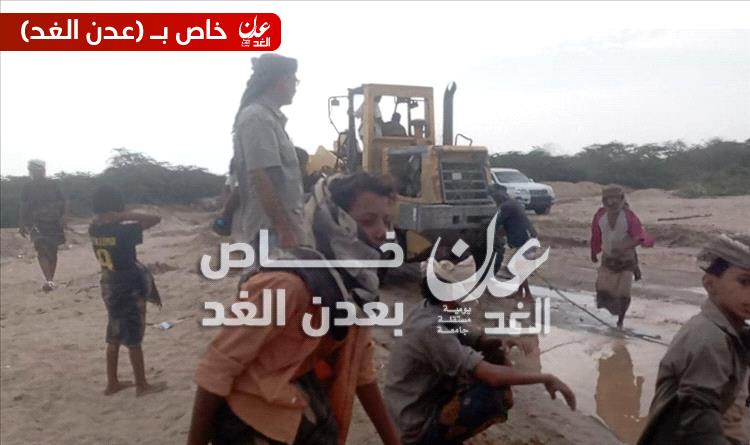 مدير عام مديرية أحور يتفقد أعمال فتح الخط في وادي أحور بعد السيول