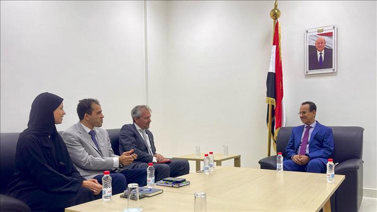 مستشار وزير الخارجية يبحث مع المدير الاقليمي للصليب الأحمر الجهود الإنسانية في اليمن