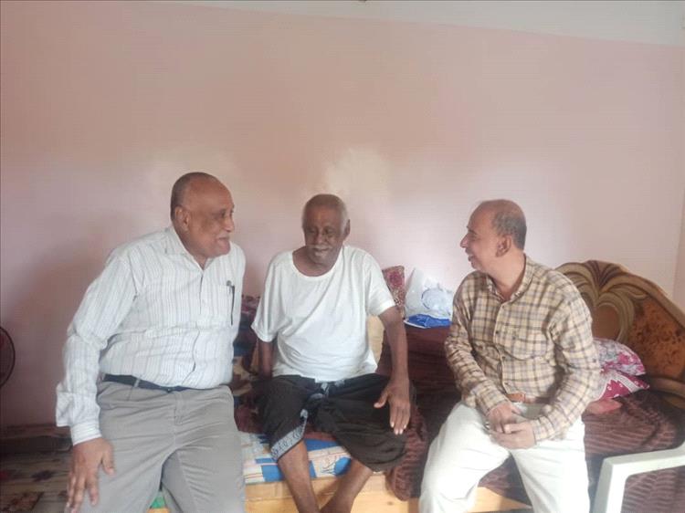 بتكليف من محافظ أبين.. مدير عام زنجبار يتفقد الحالة الصحية للعقيد أحمد يسلم الفضلي