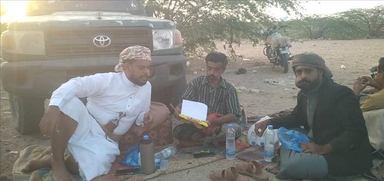قائد قوات الأمن الخاصة احور يقوم بتسليم ممتلكات اسرة تعرضت لحادث أدى الى احراق  سيارتهم