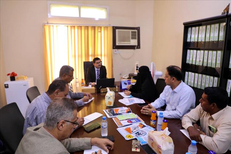 نائب وزير المياه والبيئة يطلع على سير العمل في فرع الهيئة العامة لحماية البيئة بساحل حضرموت