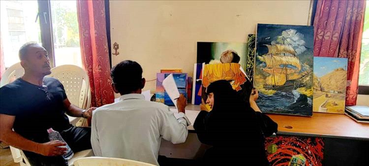 لجنة الفنون التشكيلية والابتكار يقيمون الأعمال التي ستشارك في مهرجان الطفل الموهوب