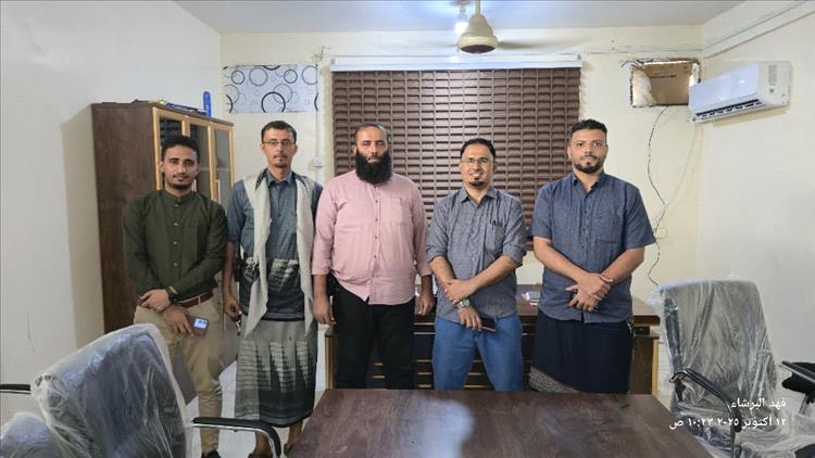 مدير أراضي أبين يستقبل فريق المبادرة الشبابية لترميم الطريق الدولي ويشيد بجهودهم في خدمة المحافظة