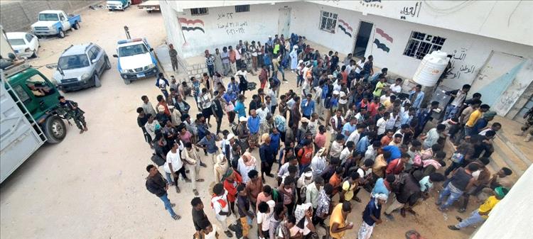 المهرة.. شرطة شحن تطيح بشبكات تهريب المهاجرين وتعيد 406 أشخاص ضمن حملة أمنية واسعة