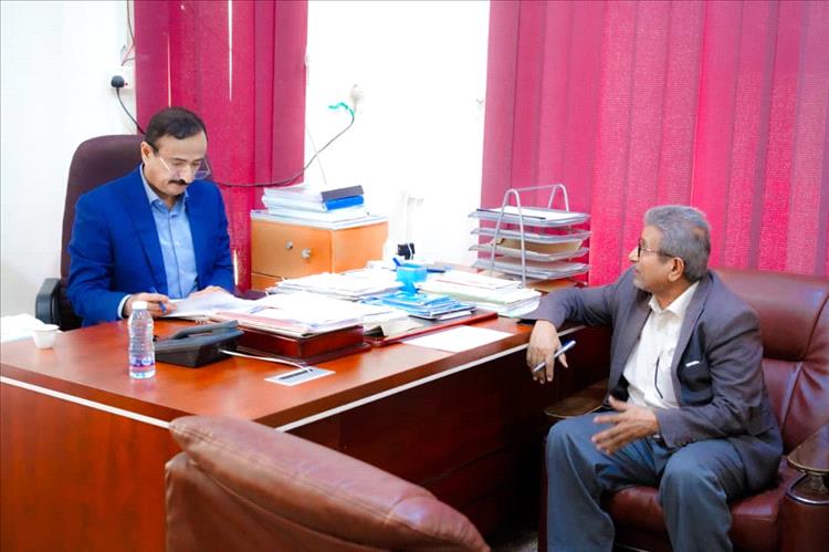 المحافظ بن الوزير يتابع جهود معالجة ملفات المبعدين قسرياً