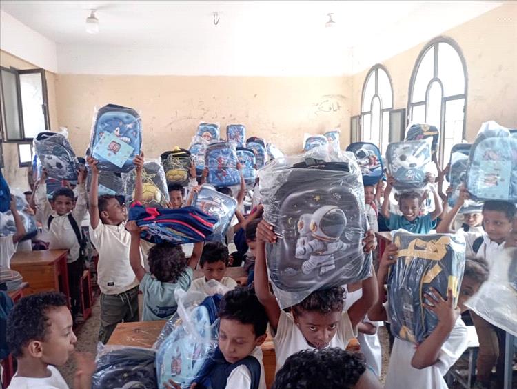المنظمة الفرنسية توزع الحقائب المدرسية على 1190 طالبا بمدرسة قرية البيطرة