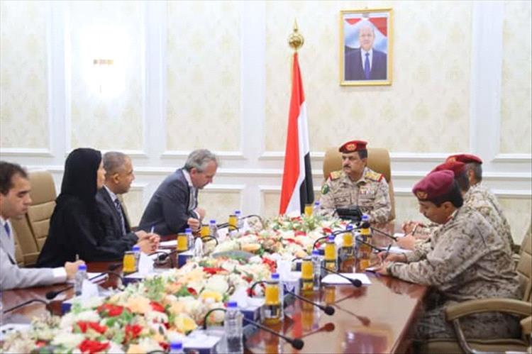 وزير الدفاع يبحث مع الصليب الأحمر تعزيز العمل الإنساني في اليمن