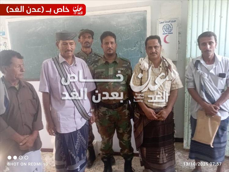 توزيع 600 حقيبة مدرسية في ثلاث مدارس بمديرية أحور بدعم من الهلال الأحمر الإماراتي