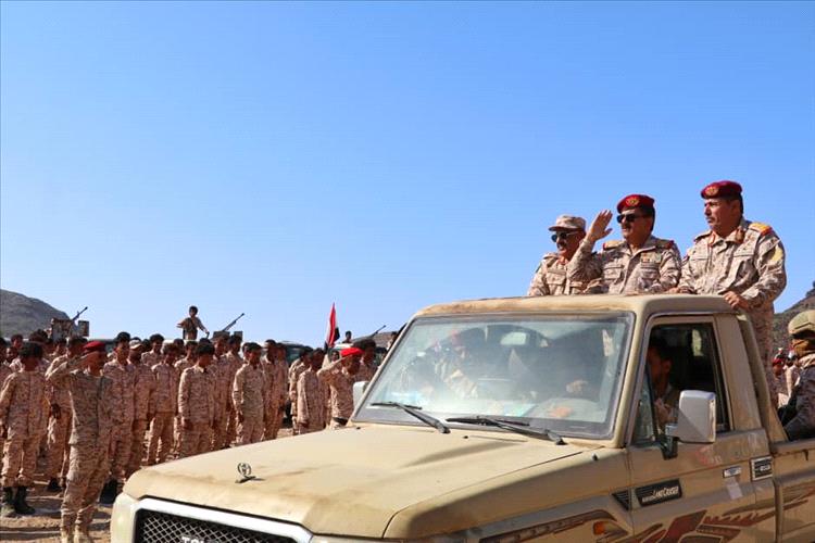 وزير الدفاع يزور محور أبين العملياتي ويشيد بجاهزية القوات ومعنوياتها