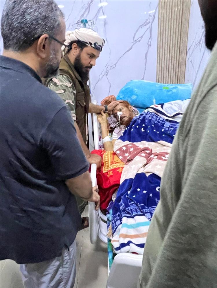 القائد أكرم أبو البراء يزور عميد الأسرى الجنوبيين أحمد المرقشي للاطمئنان على صحته
