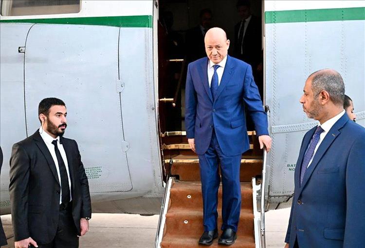 عاجل : وصول الرئيس رشاد العليمي إلى العاصمة المؤقتة عدن برفقة اللواء محمود الصبيحي