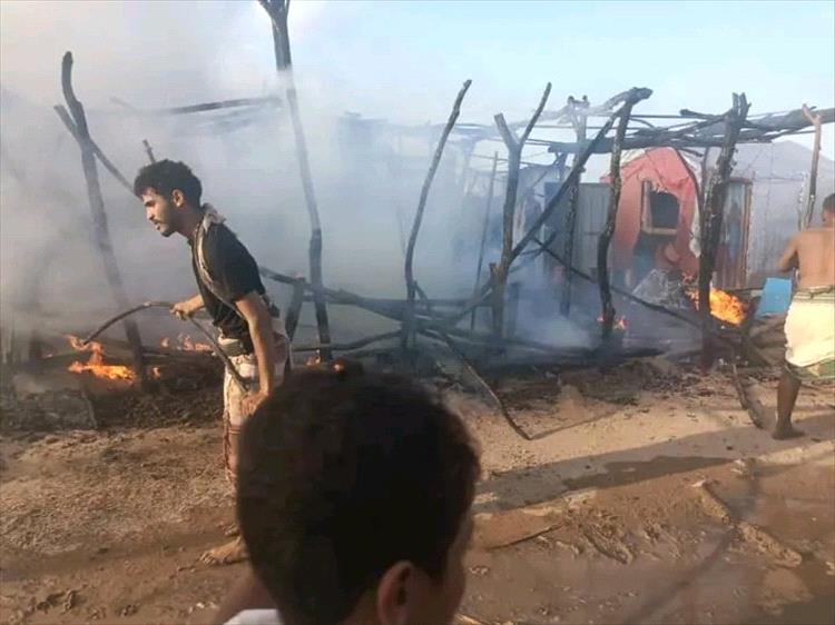 حريق يلتهم مخيمًَا للنازحين في أبين