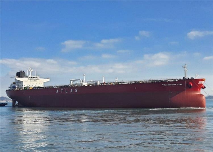 احتجاز غامض في البحر الأحمر.. تحويل سفينة تجارية محمّلة بالسكر إلى ميناء نفطي مغلق في اليمن