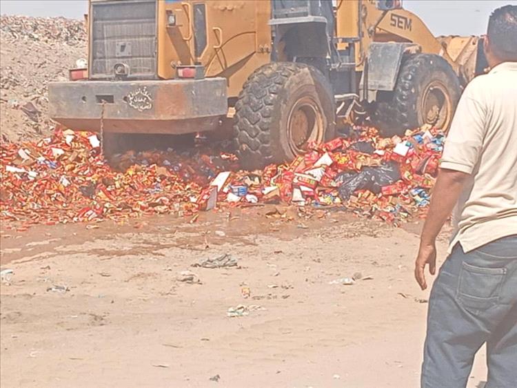 إتلاف ( 15 ) طن من العصائر منتهية الصلاحية في مديرية المنصورة بعدن
