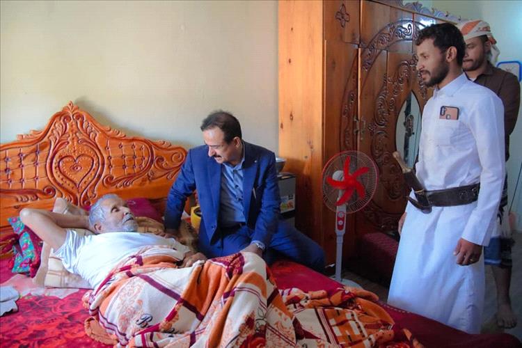 محافظ شبوة بن الوزير .. يطمئن على صحة الشاعر الكبير صالح بن خميس الحداد في منزله بمديرية نصاب