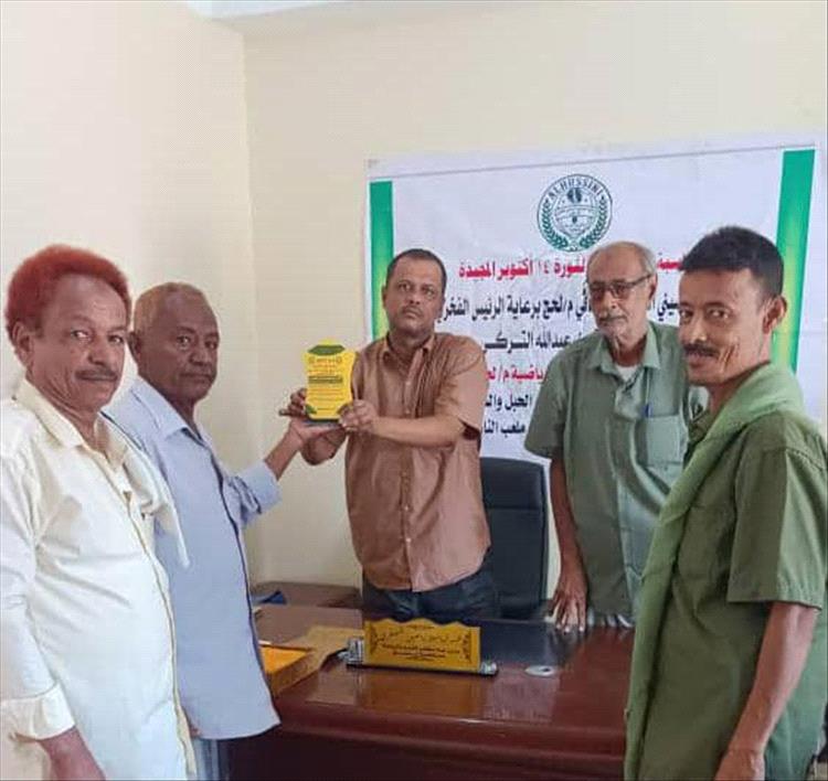 إدارة نادي الحسيني بلحج تكرم مدير مكتب الشباب والرياضة