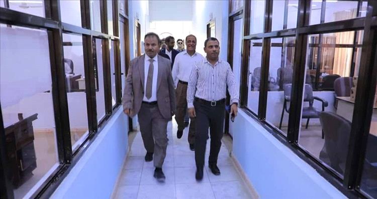 العامري يتفقد قطاع الاتصالات بوادي حضرموت ويؤكد دعم السلطة المحلية لتطوير خدمات الإنترنت