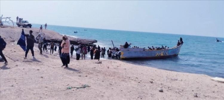 شبوة.. خفر السواحل يوقف رحلتين غير قانونيتين ويضبط أكثر من 600 مهاجر إثيوبي على ساحل عرقة برضوم