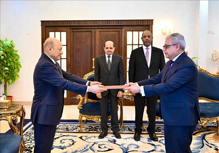 رئيس مجلس القيادة يتسلم أوراق اعتماد عدد من سفراء الدول الشقيقة والصديقة