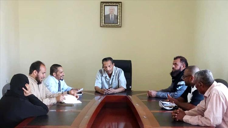 محافظ أبين يبحث مع نائب مدير عام دعم البرامج بمنظمة كير تعزيز التدخلات الإنسانية والغذائية بالمحافظة