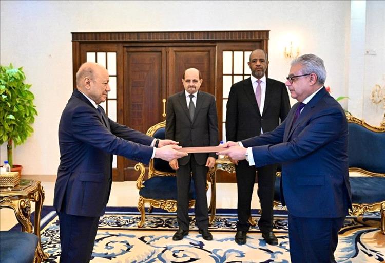 الرئيس العليمي يتسلم أوراق اعتماد خمسة سفراء جدد ويؤكد: تنامي العلاقات الدبلوماسية يعكس ثقة العالم بالحكومة اليمنية