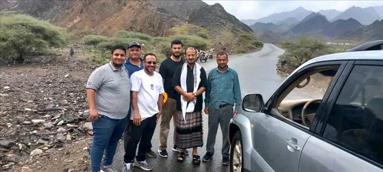 فريق هندسي ينفذ نزولًا ميدانيًا إلى منطقة ثنهة بسرار لإعداد دراسة حول أضرار السيول