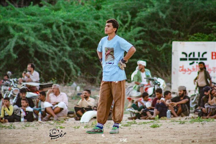 عملاق صغير يقود فريقه الى العلالي.
