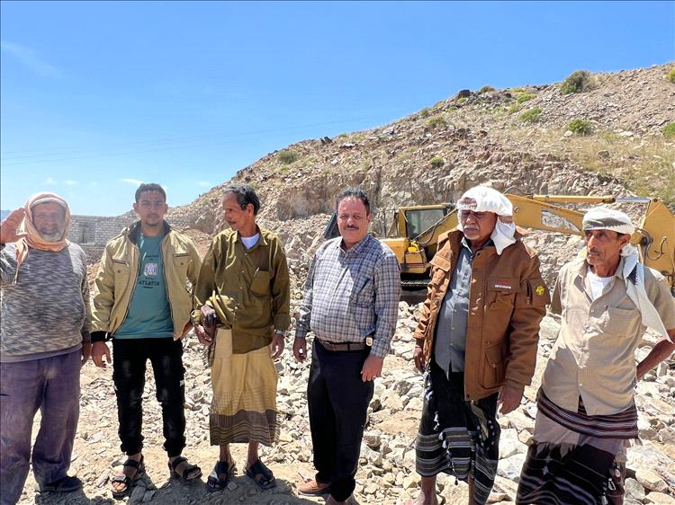 مدير عام صناعة لحج "الجعفري" يطلع على نسبة الإنجاز في محطة الغاز المركزية التابعة لتعاونية لبعوس