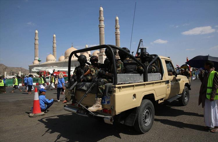 تحت حكم الحديد والنار.. تحقيق دولي يفضح كيف يحكم الحوثيون اليمن بالخوف والتجويع