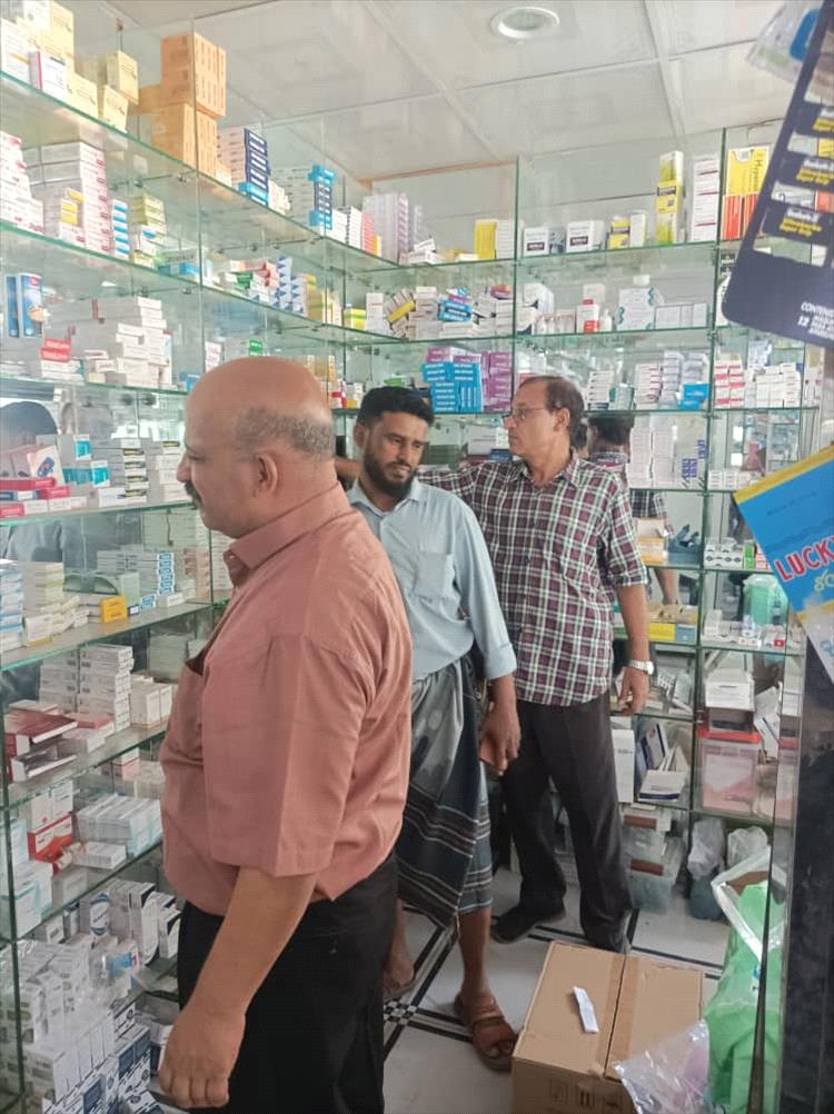 الصحة في عدن تواصل حملة الرقابة والتفتيش على صيدليات المنصورة
