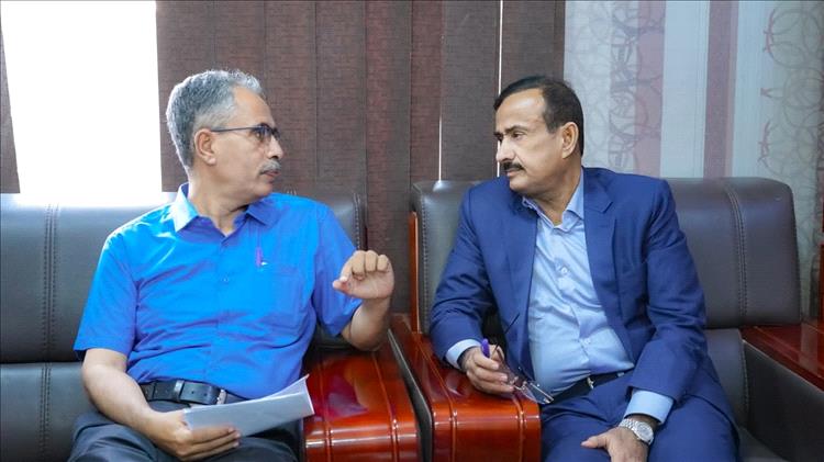 المحافظ بن الوزير يوجّه بإعلان مناقصة بناء مدرسة لَجَب في عتق