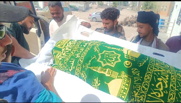 في موكب جنائزي مهيب .. عدن تشيع شهيد الغدر والإرهاب الشيخ / مهدي العقربي