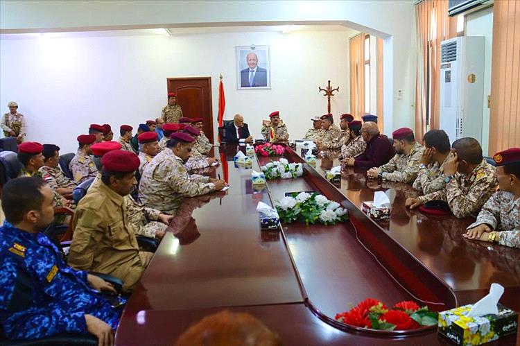 وزير الدفاع يؤكد من تعز أهمية تجاوز الخلافات لمواجهة خطر ميليشيات الحوثي